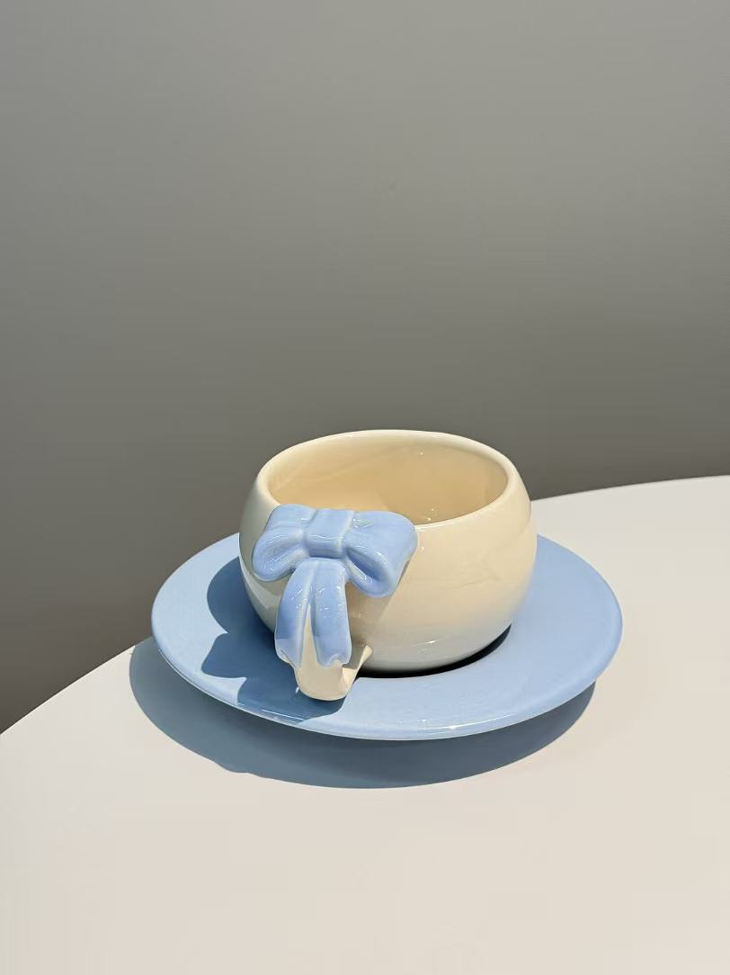 Bow-shaped mug