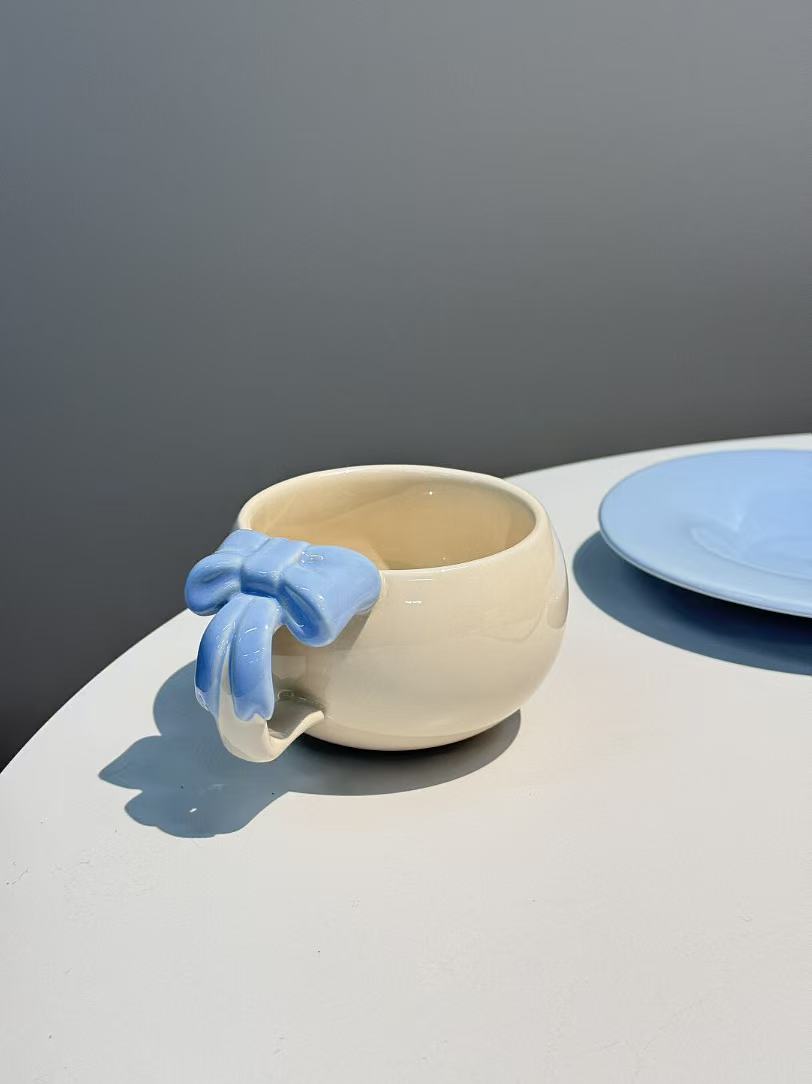 Bow-shaped mug