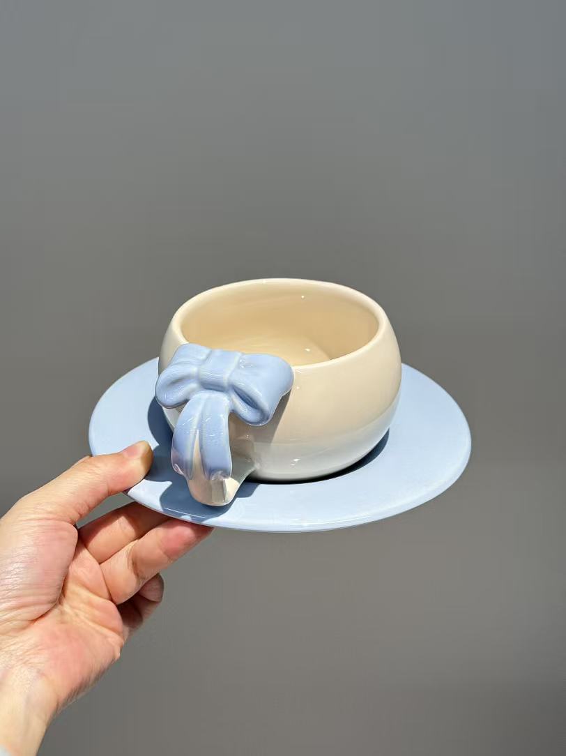 Bow-shaped mug